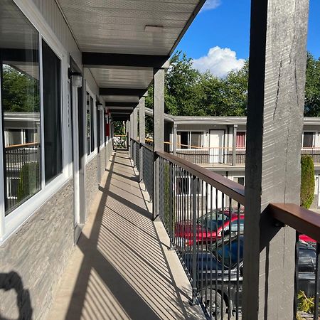 Chalet Inn Kitimat Exterior foto